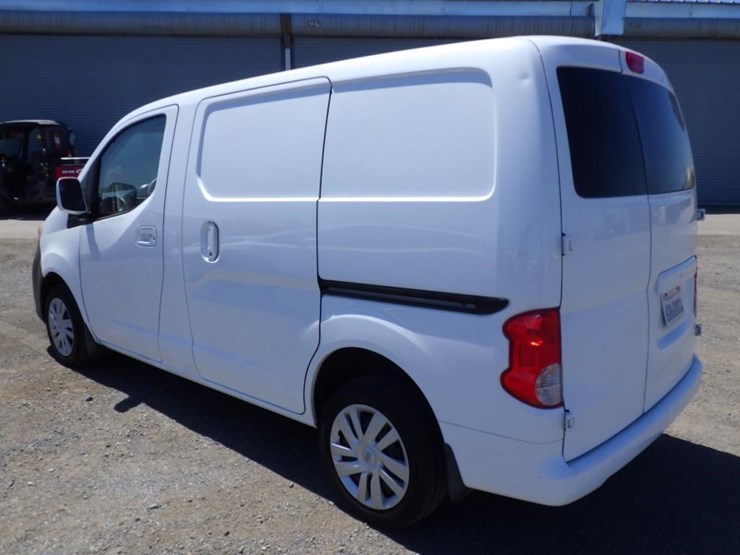 2013-nissan-nv200-image-4