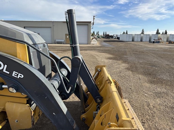 2020-deere-310l-ep-image-15