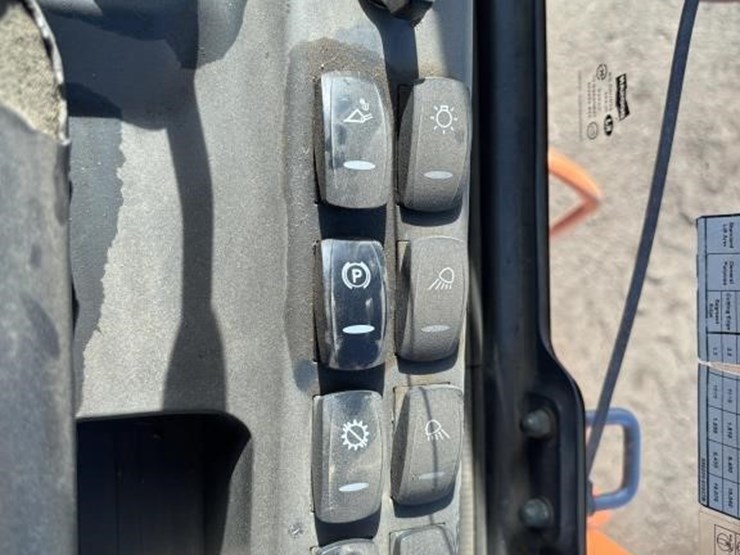 2013-doosan-dl300-3-image-35