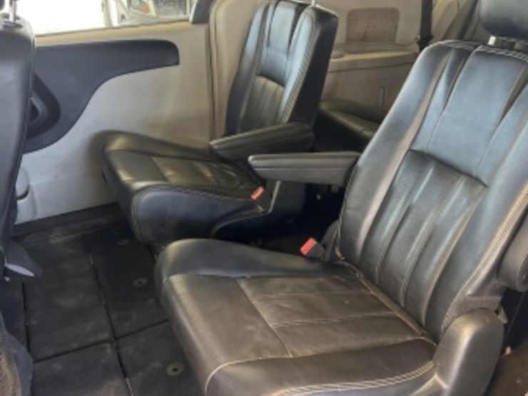 2014-chrysler-town-&-country-image-24