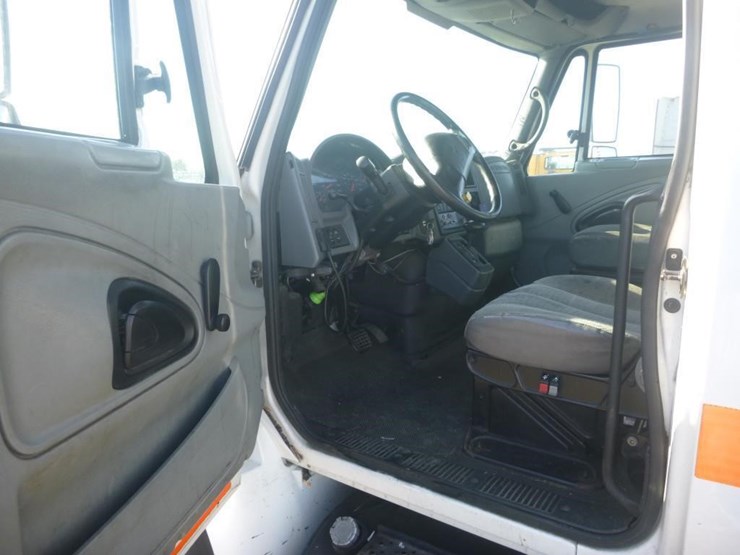 2004-international-durastar-4300-image-12