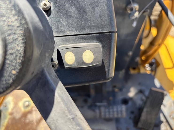 2014-deere-210k-image-35