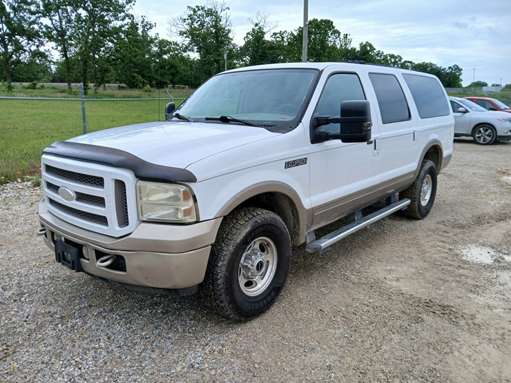 2005-ford-excursion-image-1
