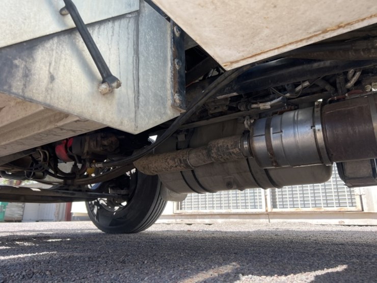 2011-peterbilt-337-image-35
