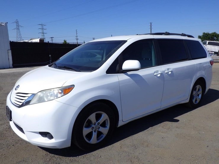 2018-toyota-sienna-image-1
