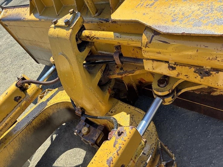 2006-caterpillar-d6n-image-12