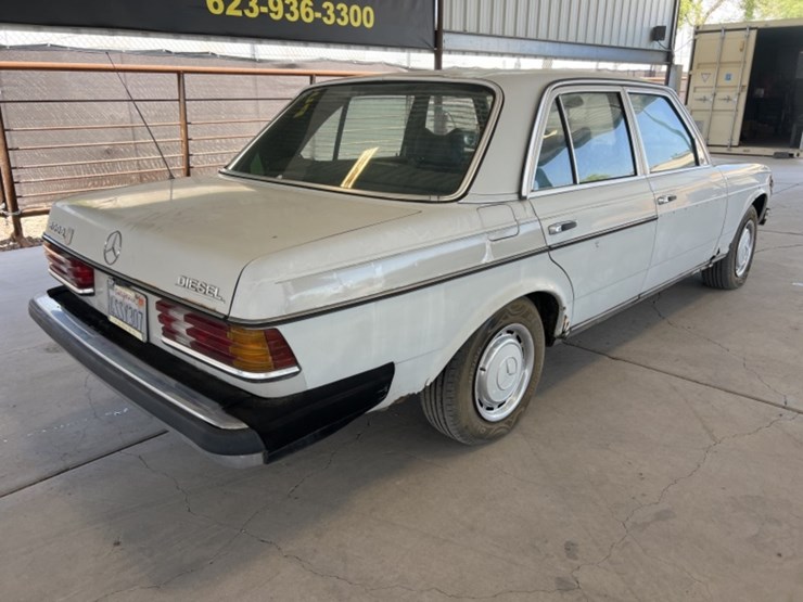 1978-mercedes-300d-sdn-image-7