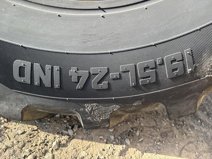 2020-deere-310l-ep-image-32