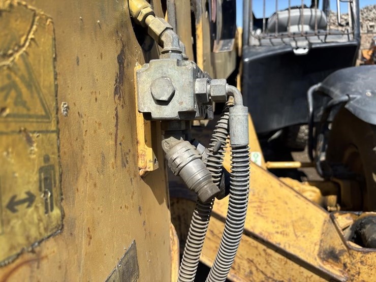 2004-caterpillar-th560b-image-13