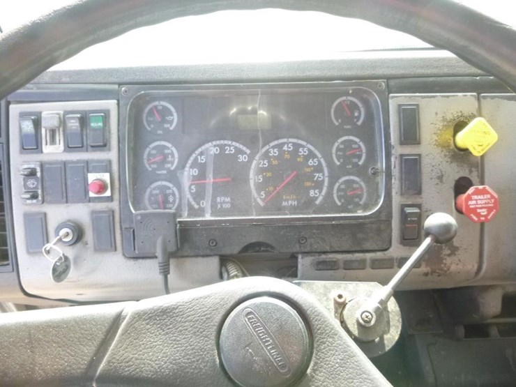 2001-freightliner-fl70-image-15
