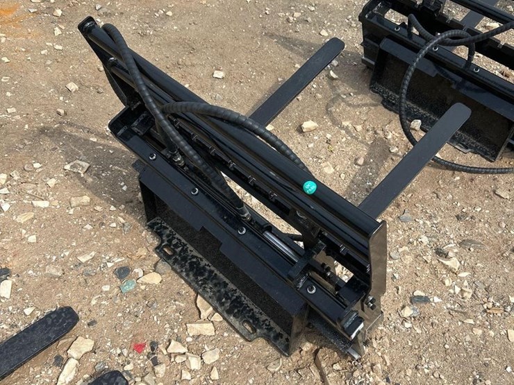 future-29in-mini-skid-steer-side-shift-fork-attach-image-2