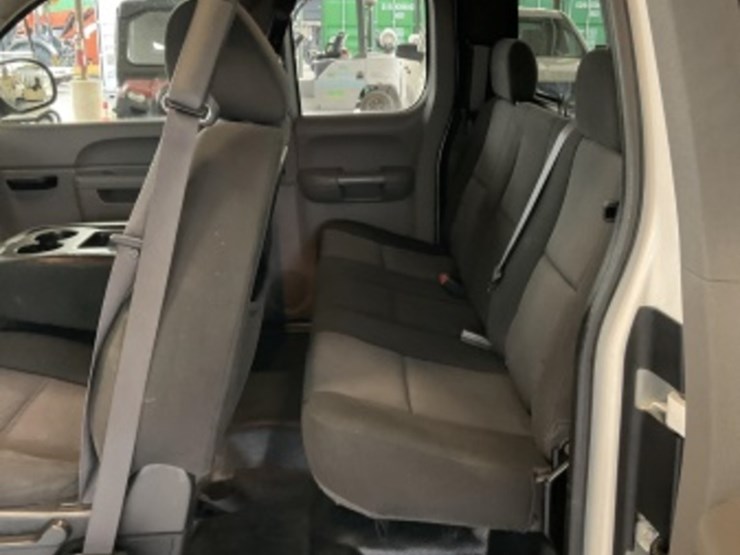 2011-chevrolet-silverado-1500-image-24