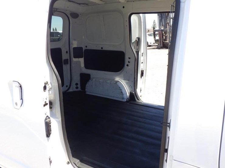2013-nissan-nv200-image-8