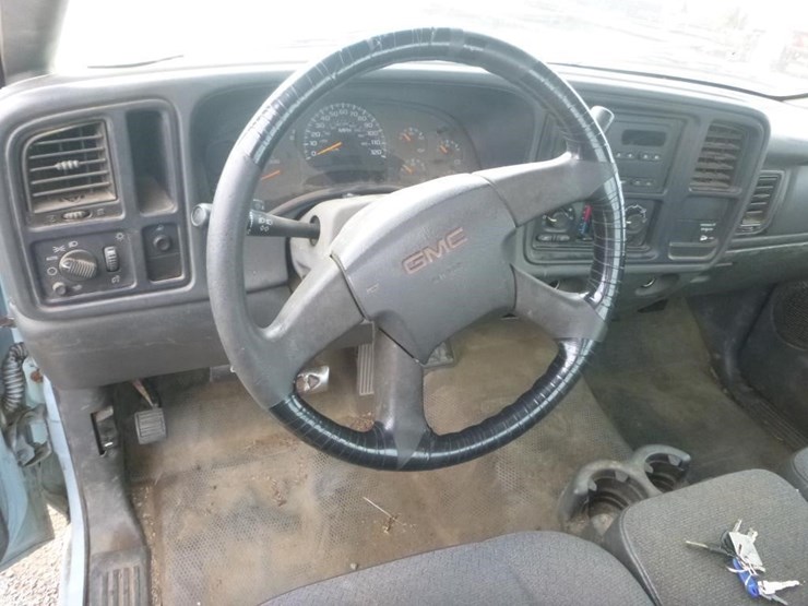 2004-gmc-2500-image-11