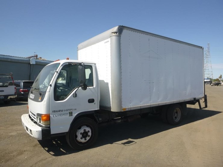 2005-isuzu-npr-image-1