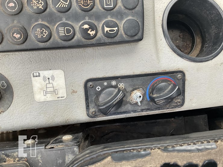 2015-caterpillar-573c-image-16