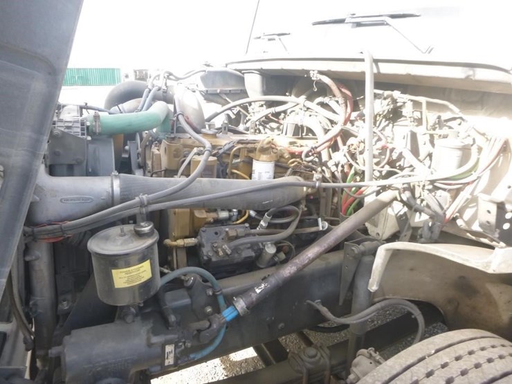 2001-freightliner-fl70-image-18