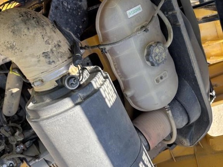 2021-deere-210l-image-40