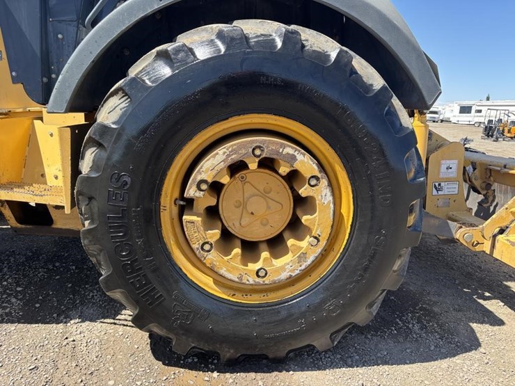 2014-deere-210k-image-29