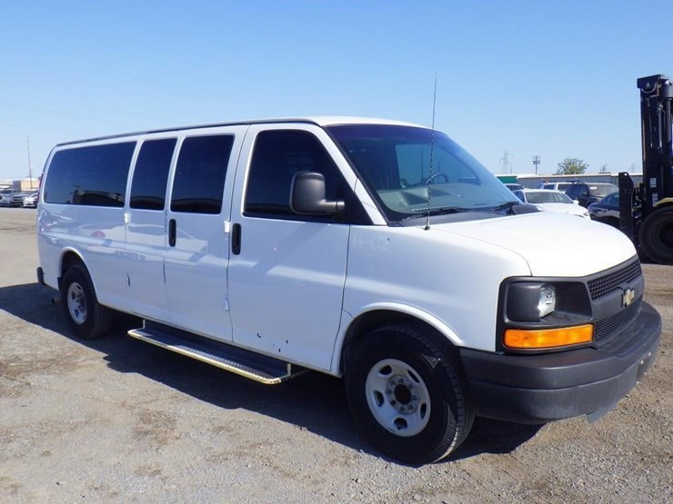 2013-chevrolet-express-3500-image-2