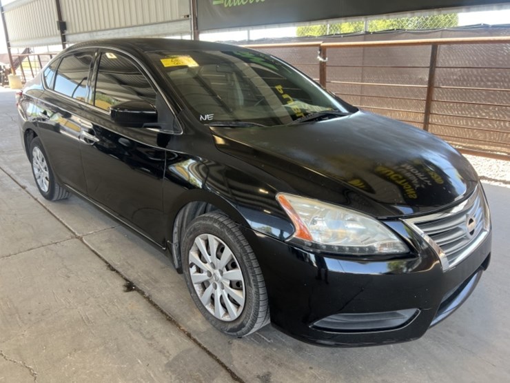 2014-nissan-sentra-sc-sdn-image-2