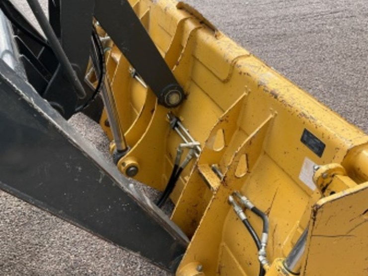 2016-deere-210l-image-15