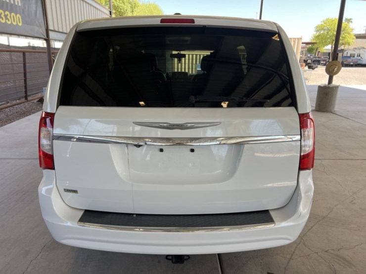 2014-chrysler-town-&-country-image-6