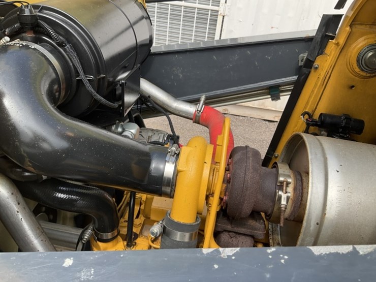 2016-deere-210l-image-21