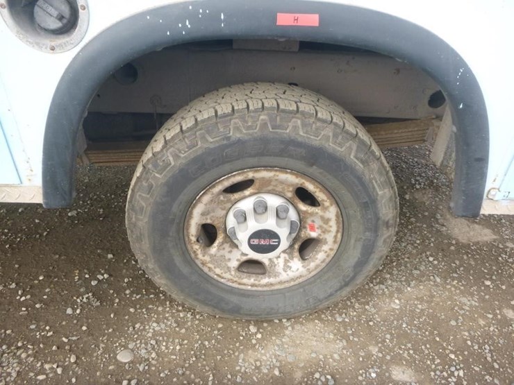 2004-gmc-2500-image-16