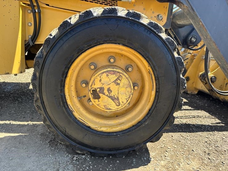 2014-deere-210k-image-25