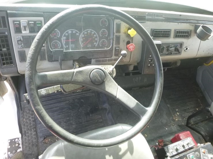 2001-freightliner-fl70-image-16