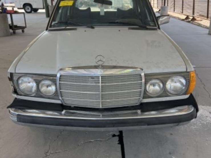 1978-mercedes-300d-sdn-image-3