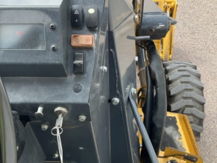 2016-deere-210l-image-25