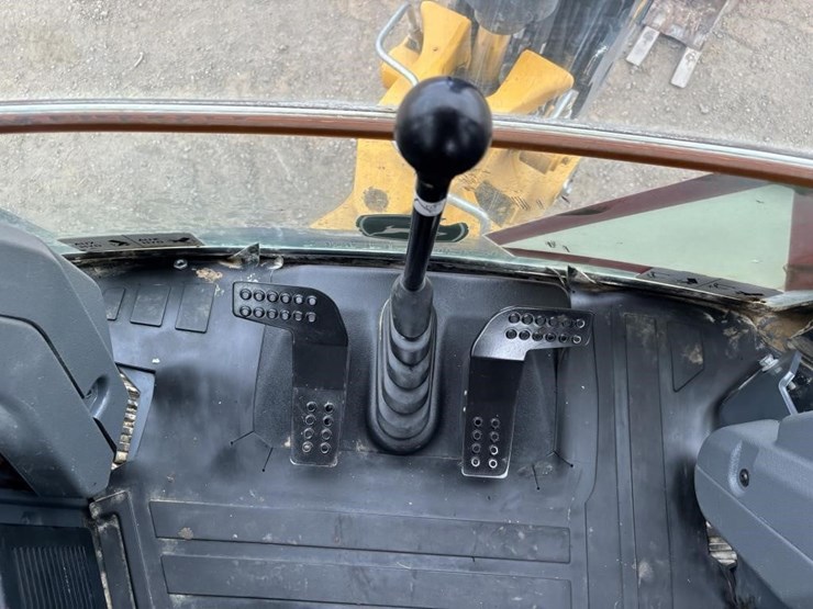 2019-deere-310l-ep-image-44