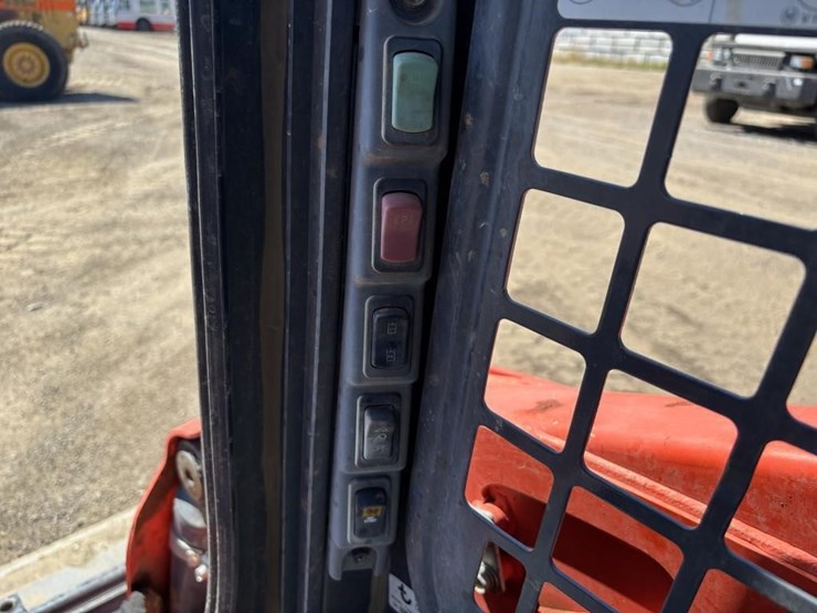 kubota-ssv65-image-27