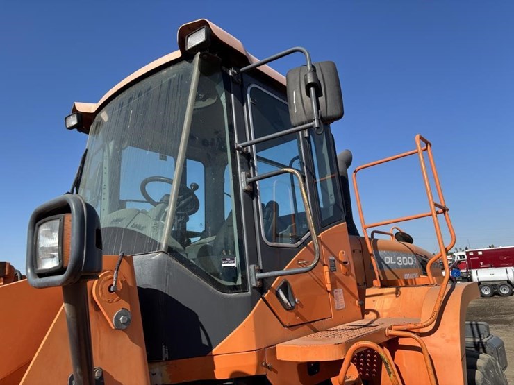 2013-doosan-dl300-3-image-27