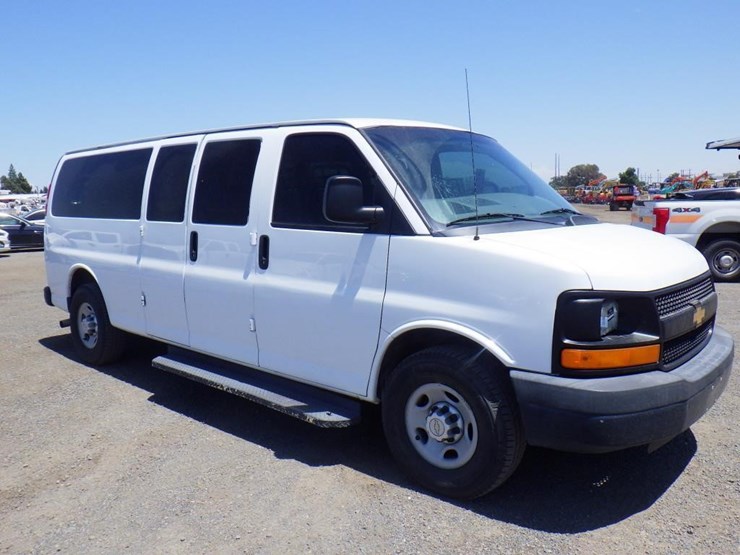 2013-chevrolet-express-3500-image-3