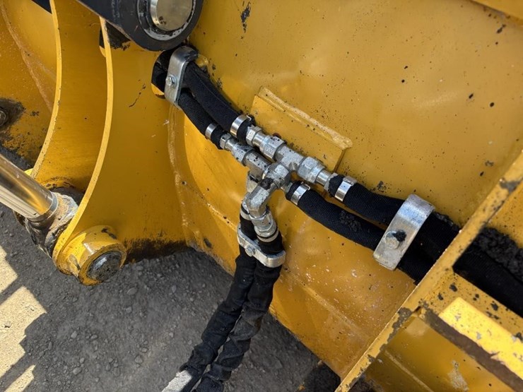2021-deere-210l-image-12