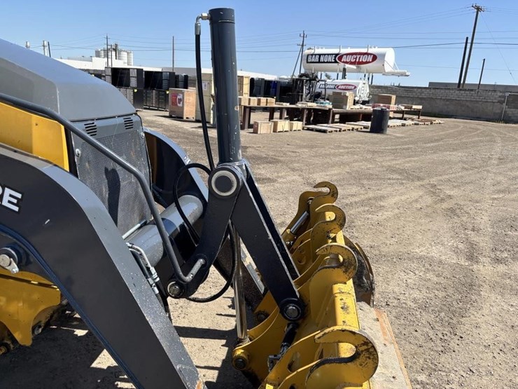 2021-deere-210l-image-15