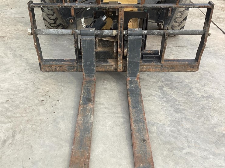 2010-caterpillar-tl943-image-9