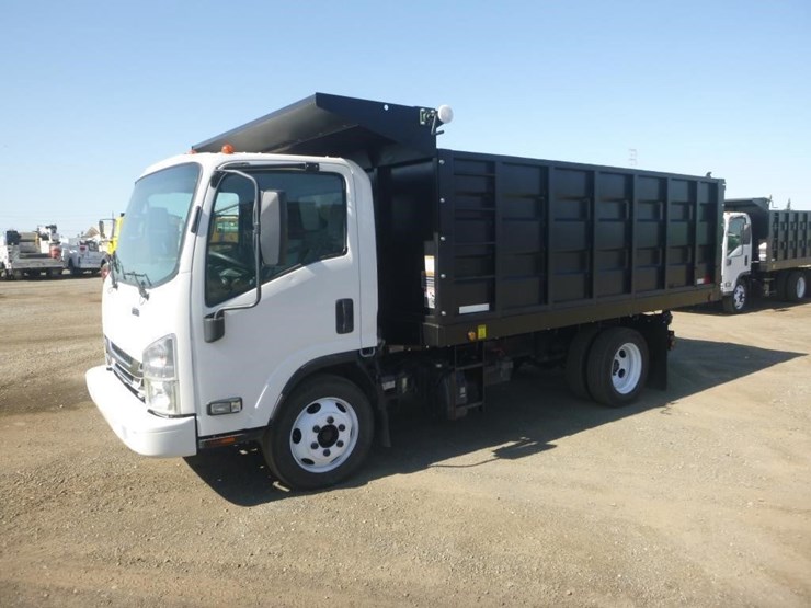 2017-isuzu-nqr-image-1