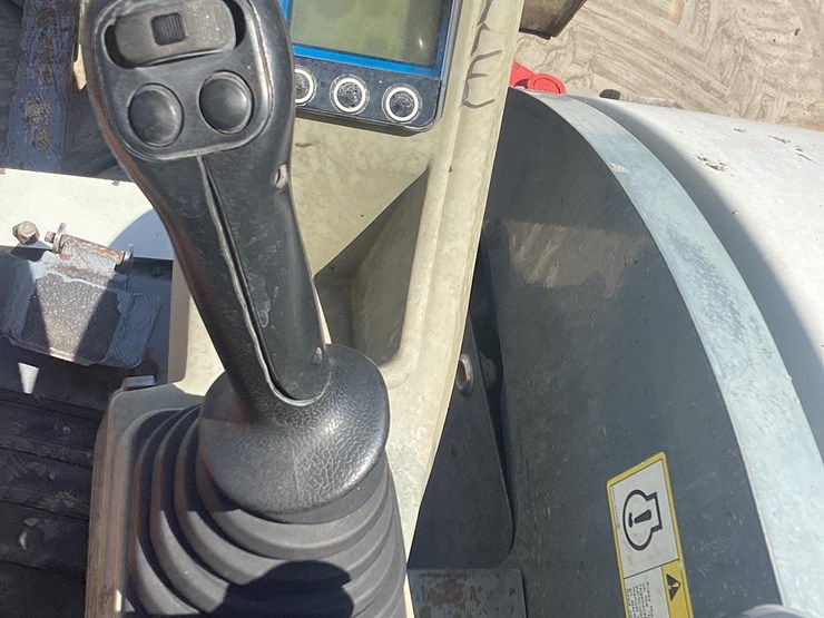 2016-takeuchi-tb260-image-18