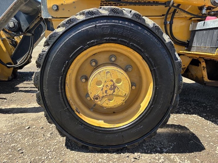 2014-deere-210k-image-24
