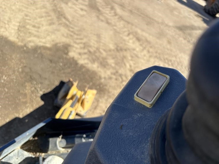 2020-deere-410l-image-48