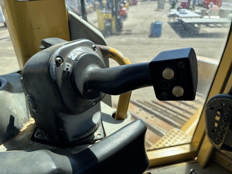 2006-caterpillar-d6n-image-28