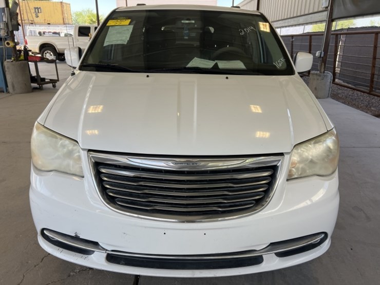 2014-chrysler-town-&-country-image-3