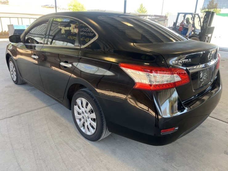 2014-nissan-sentra-sc-sdn-image-5