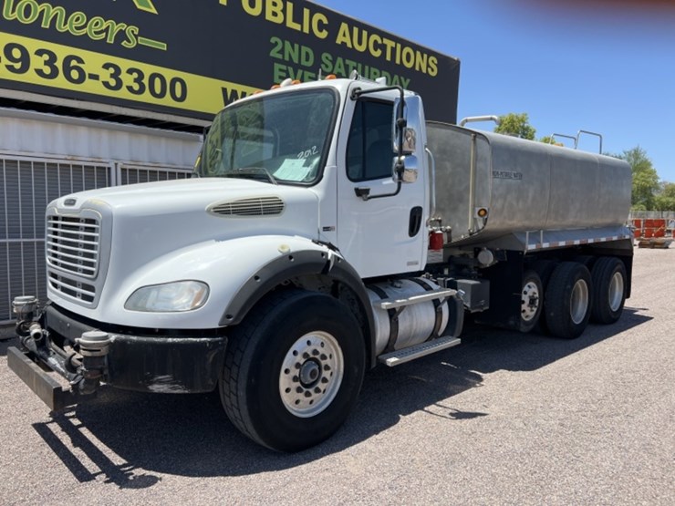 2012-freightliner-m2-image-3