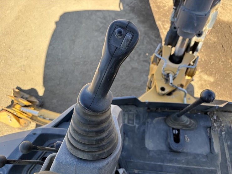 2020-deere-410l-image-45