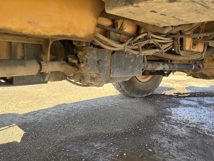 2004-caterpillar-th560b-image-43